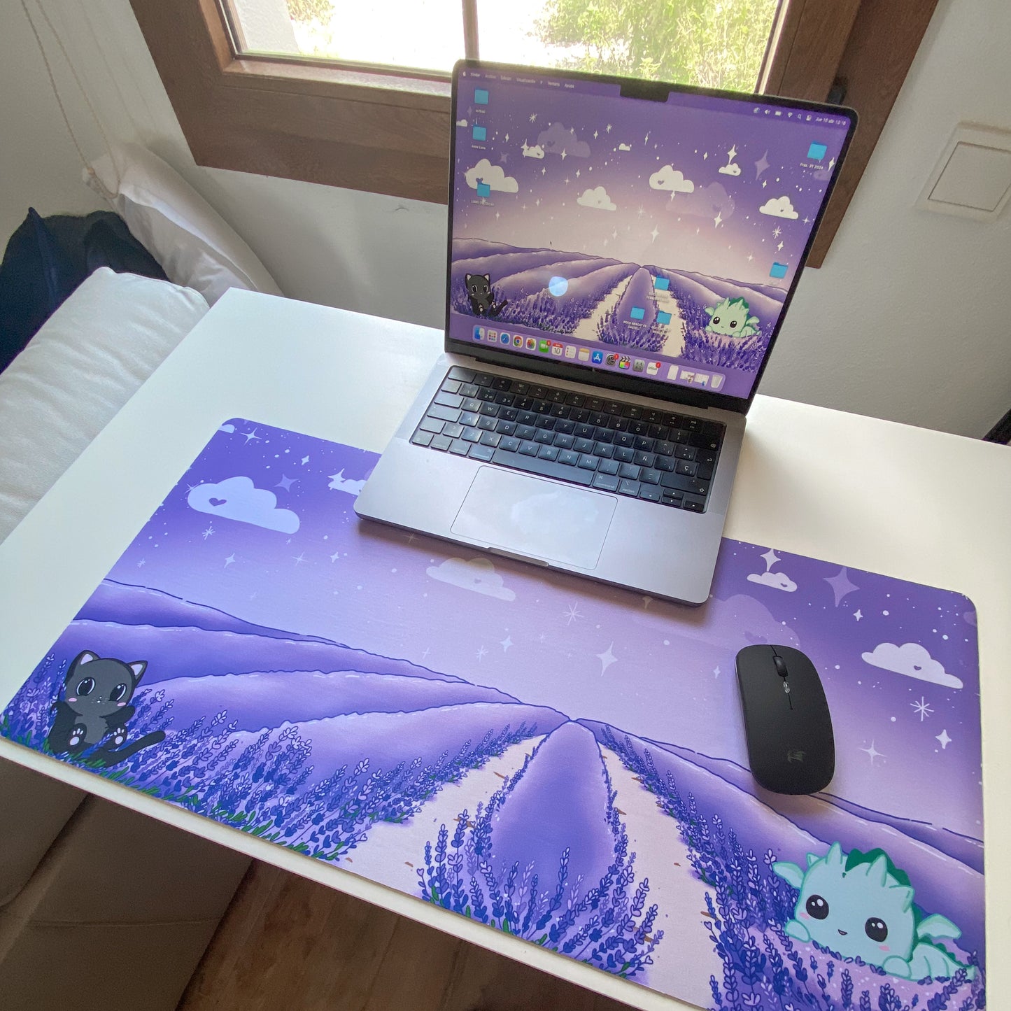 Deskmat Kawaii XL – Dragón y Gatito en Campo de Lavanda | Alfombrilla de Escritorio Fantasía