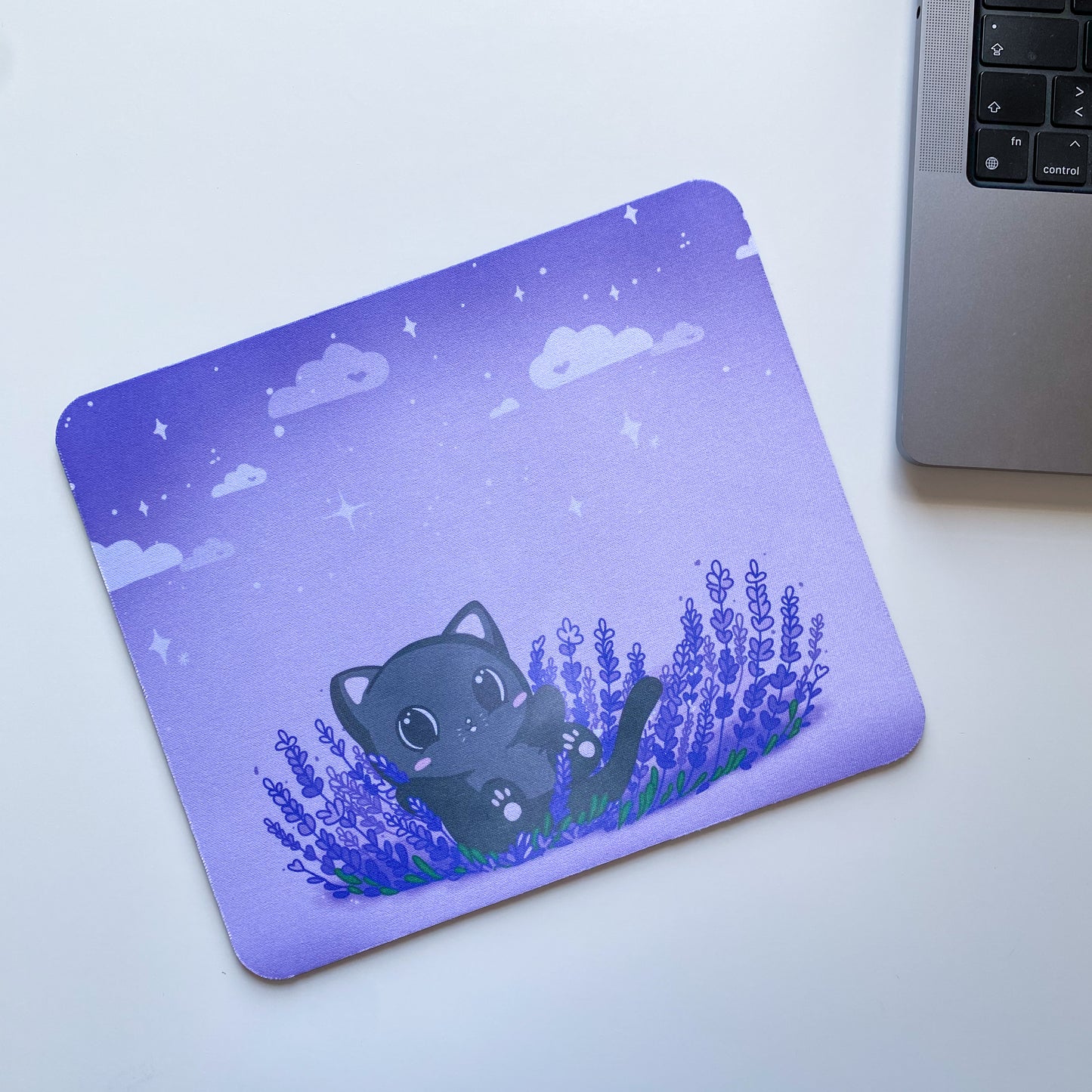 Alfombrilla de Ratón Kawaii – Gato Nyx en Lavanda | Mousemat Fantasía