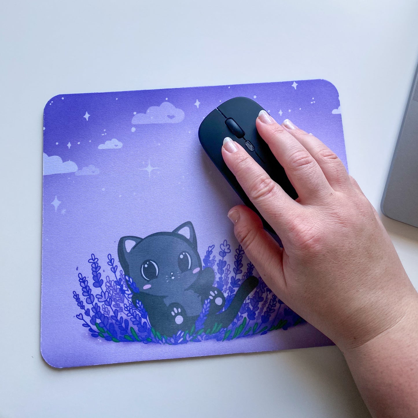 Alfombrilla de Ratón Kawaii – Gato Nyx en Lavanda | Mousemat Fantasía