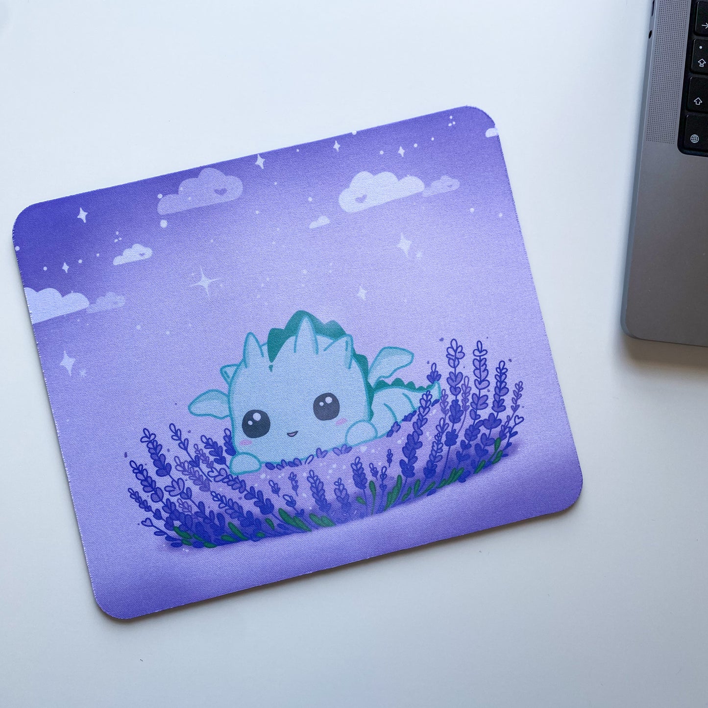 Alfombrilla de Ratón Kawaii – Dragón Kai en Lavanda | Mousemat Fantasía