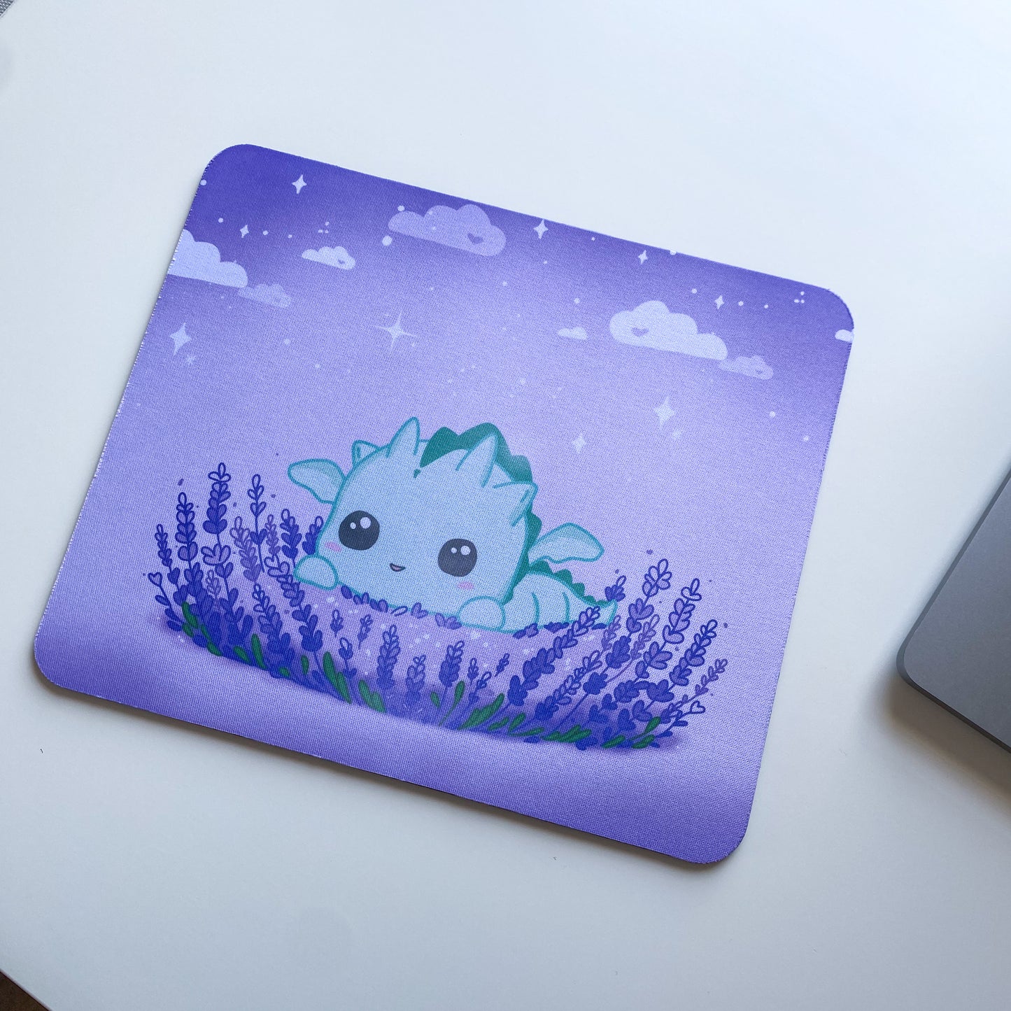Alfombrilla de Ratón Kawaii – Dragón Kai en Lavanda | Mousemat Fantasía