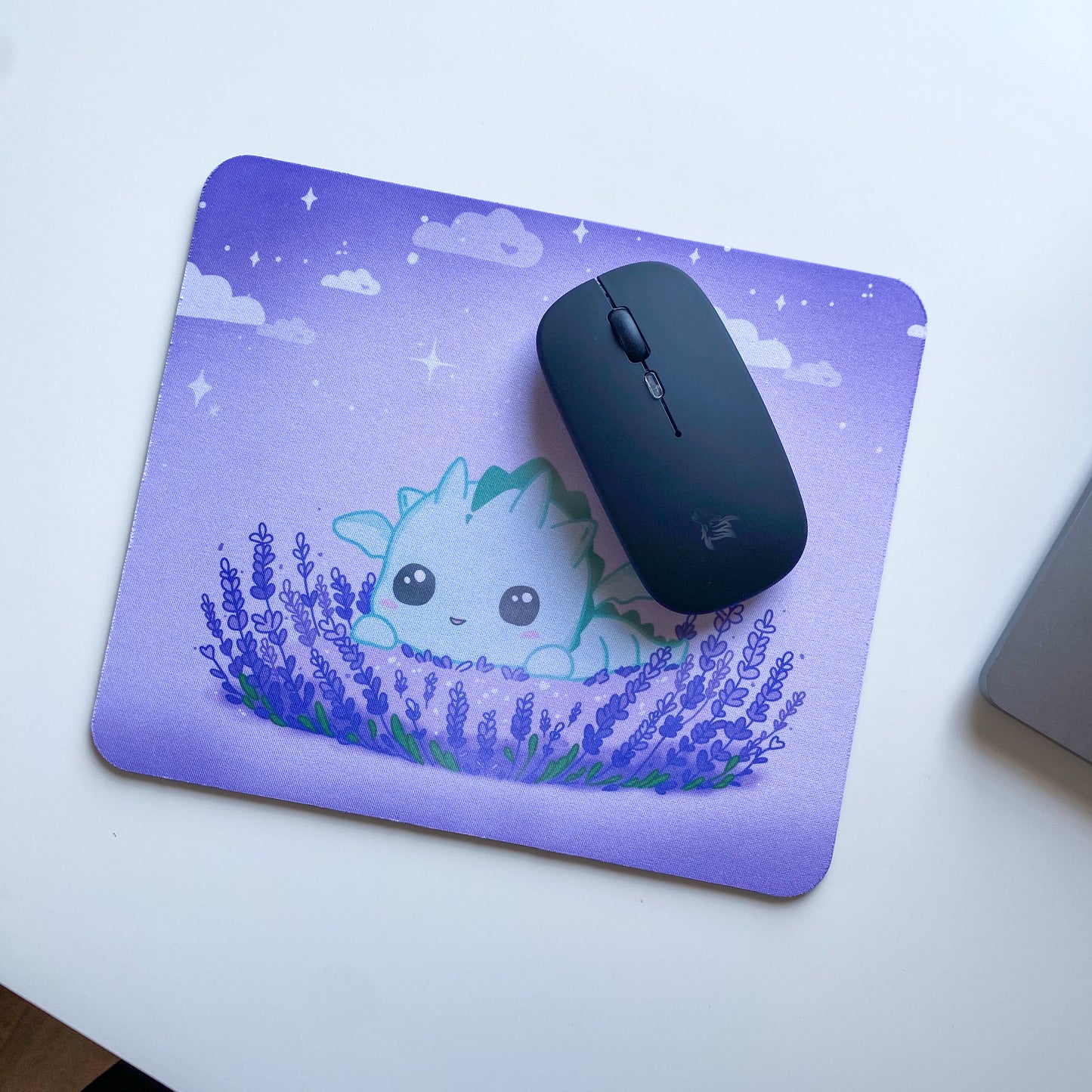 Alfombrilla de Ratón Kawaii – Dragón Kai en Lavanda | Mousemat Fantasía