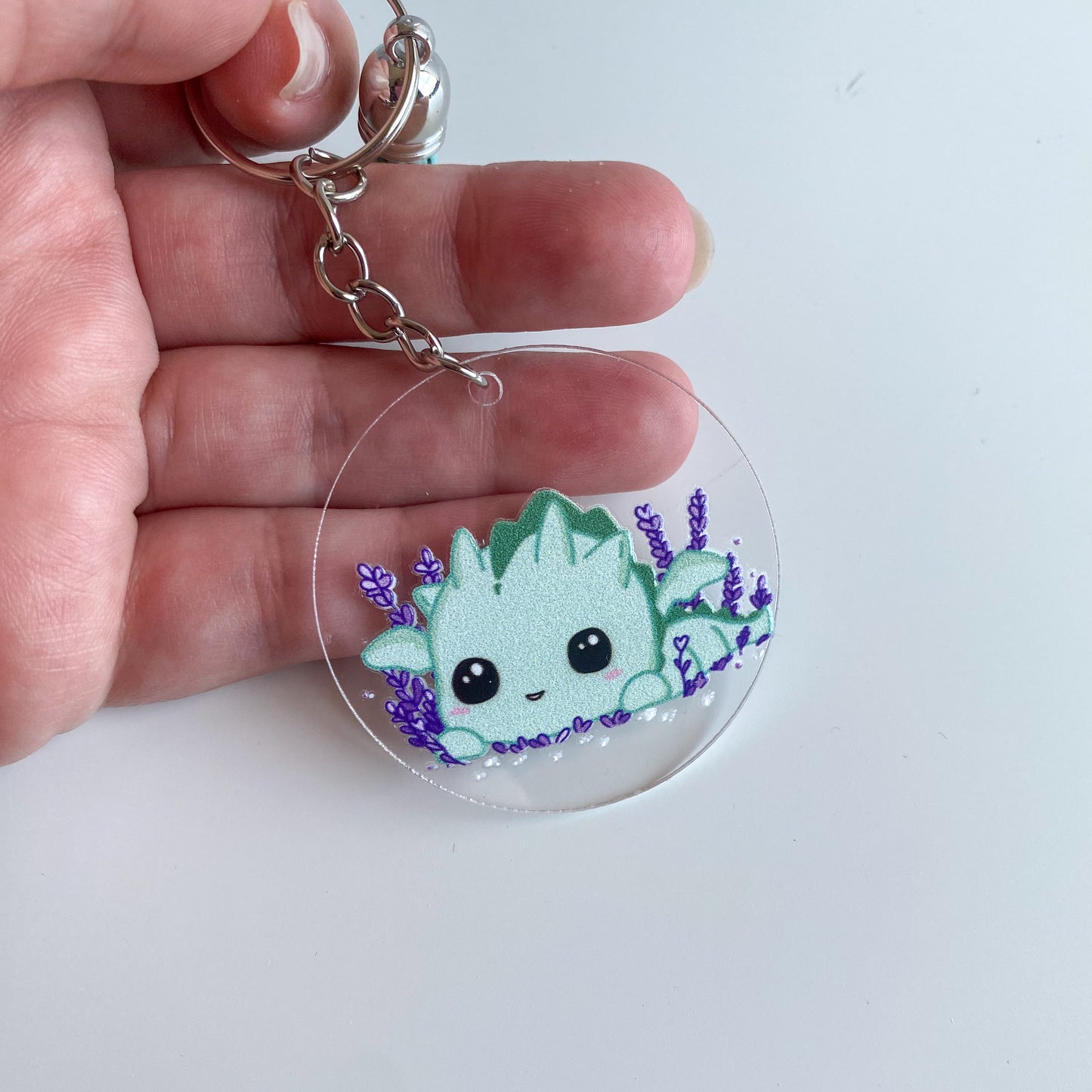 Llavero - Kai en Campo de Lavanda - Dragón Estilo Kawaii