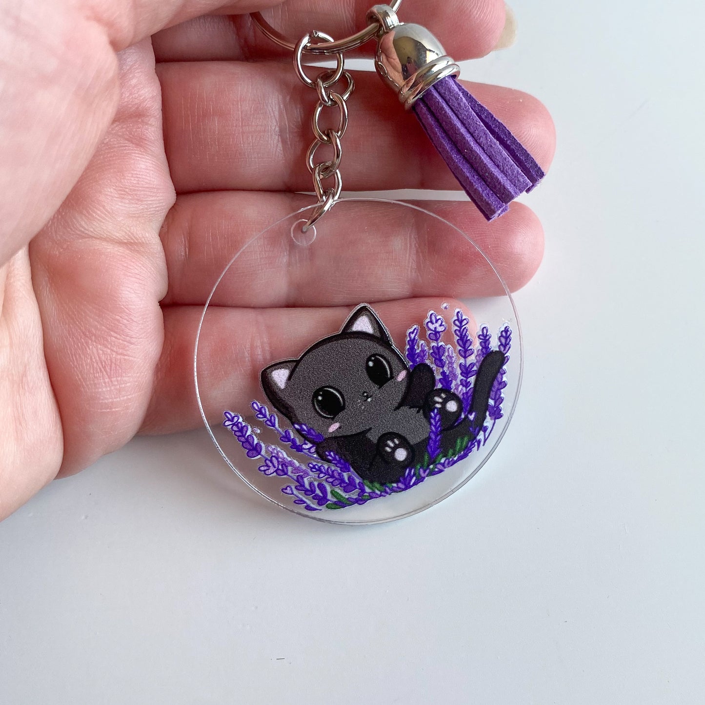 Llavero - Nyx en Campo de Lavanda - Gato Estilo Kawaii