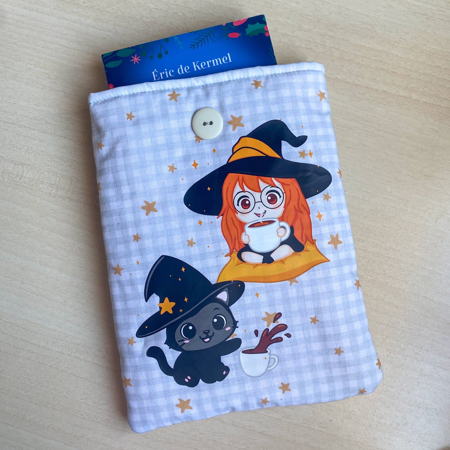 Funda acolchada con Botón para libros, Kindle o iPad – Ilustración kawaii Cozy Cafe