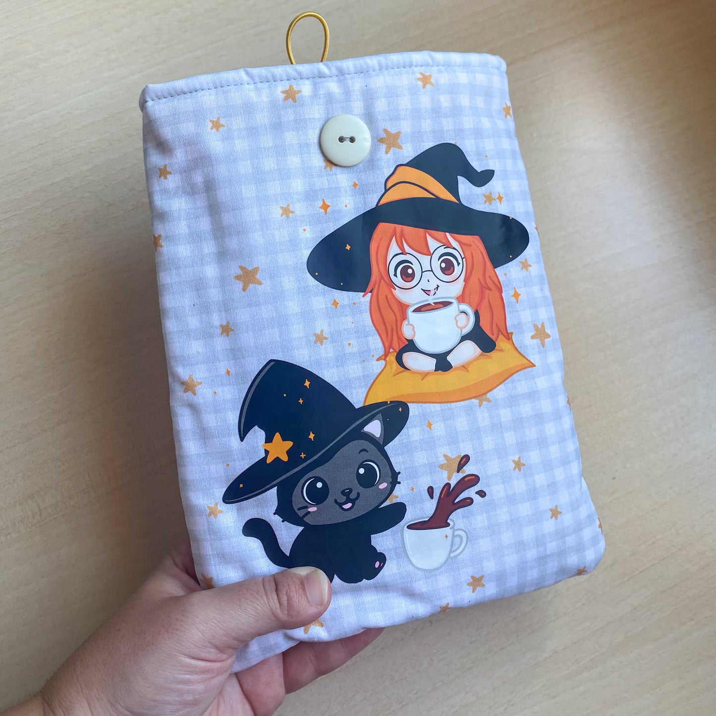 Funda acolchada con Botón para libros, Kindle o iPad – Ilustración kawaii Cozy Cafe