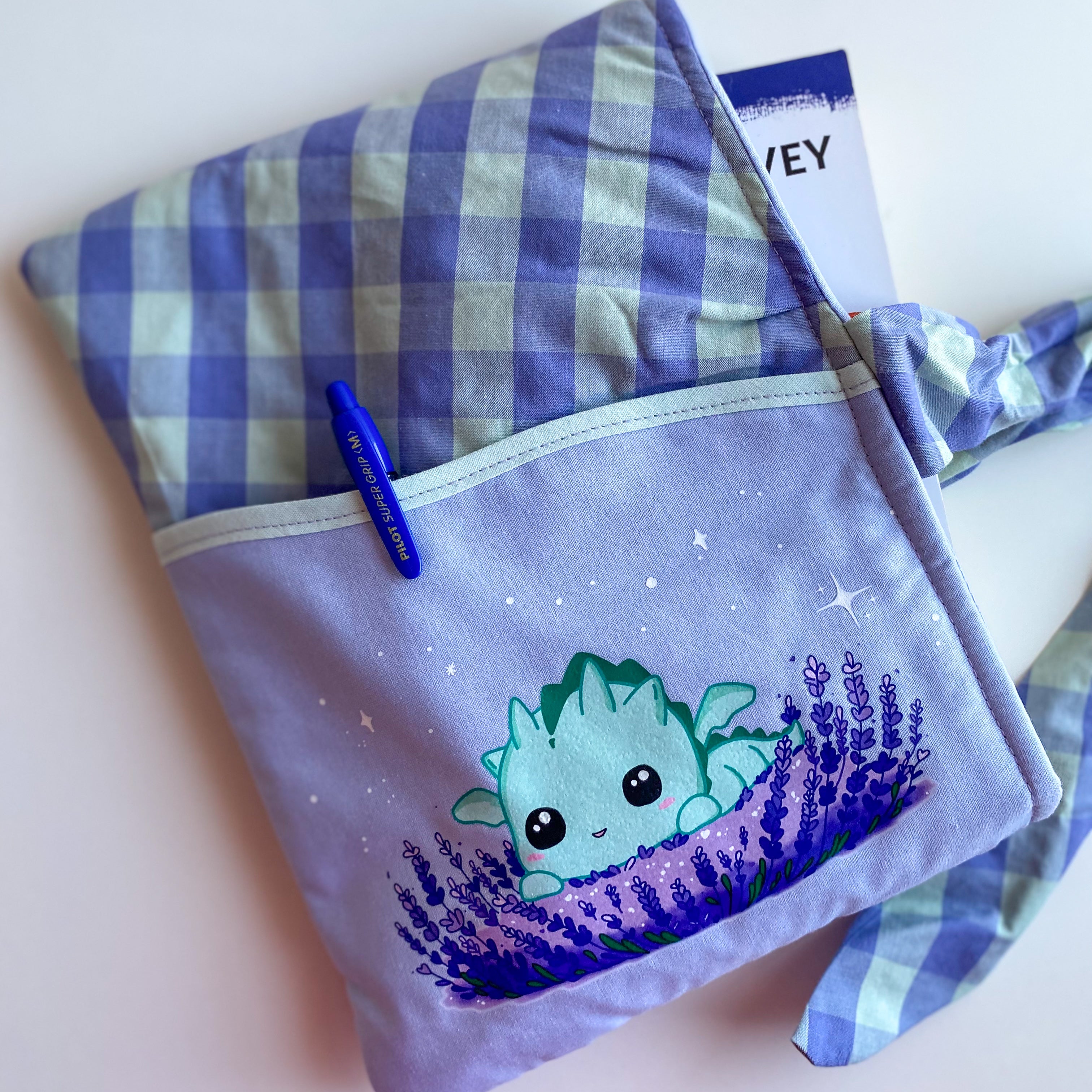 Funda acolchada con Lazo para libros, Kindle o iPad – Ilustración kawaii Reflejos de Lavanda