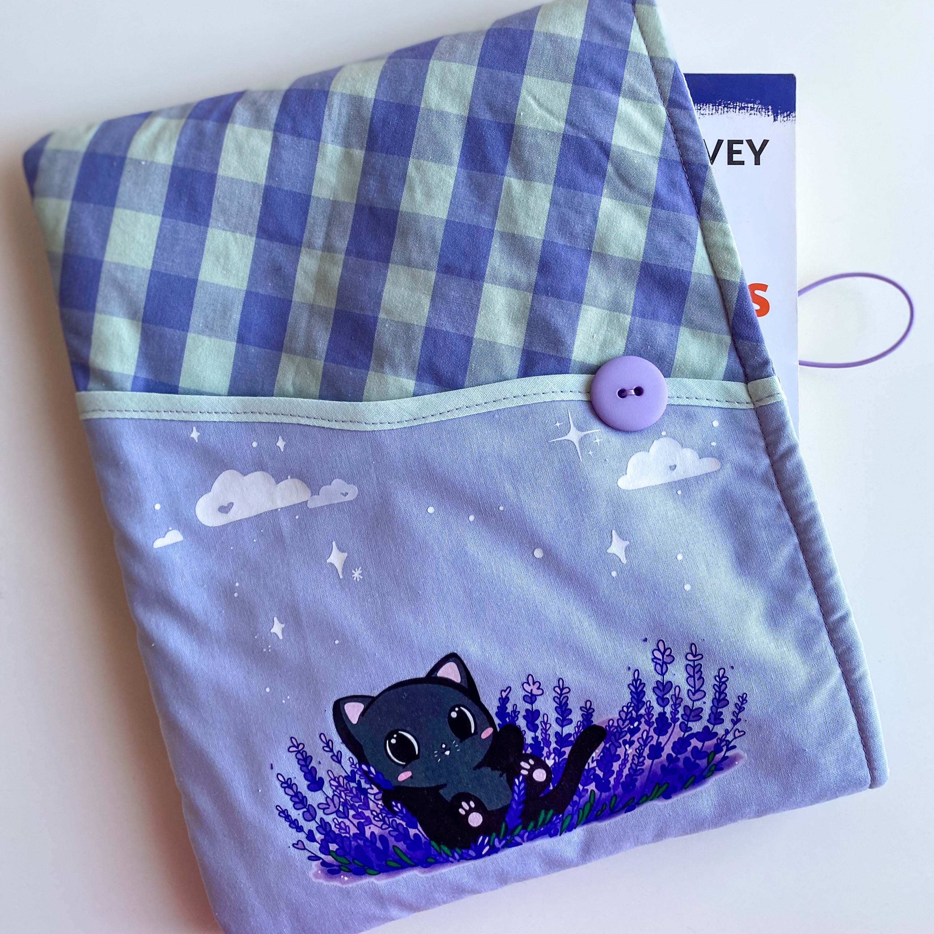 Funda acolchada con Botón para libros, Kindle o iPad – Ilustración kawaii Reflejos de Lavanda