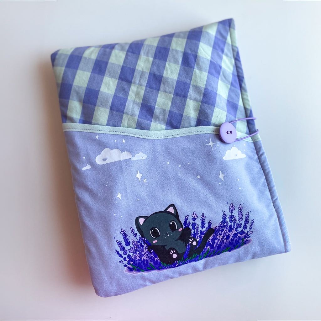 Funda acolchada con Botón para libros, Kindle o iPad – Ilustración kawaii Reflejos de Lavanda
