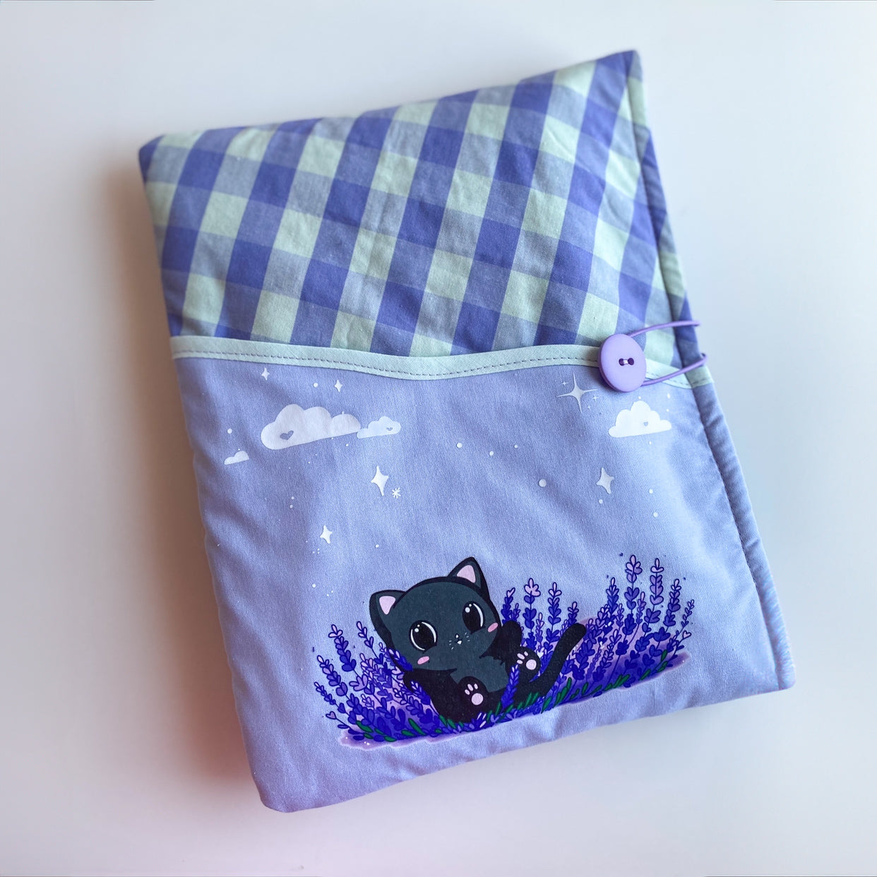 Funda acolchada con Botón para libros, Kindle o iPad – Ilustración kawaii Reflejos de Lavanda