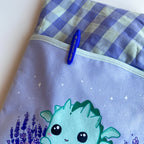 Funda acolchada con Lazo para libros, Kindle o iPad – Ilustración kawaii Reflejos de Lavanda