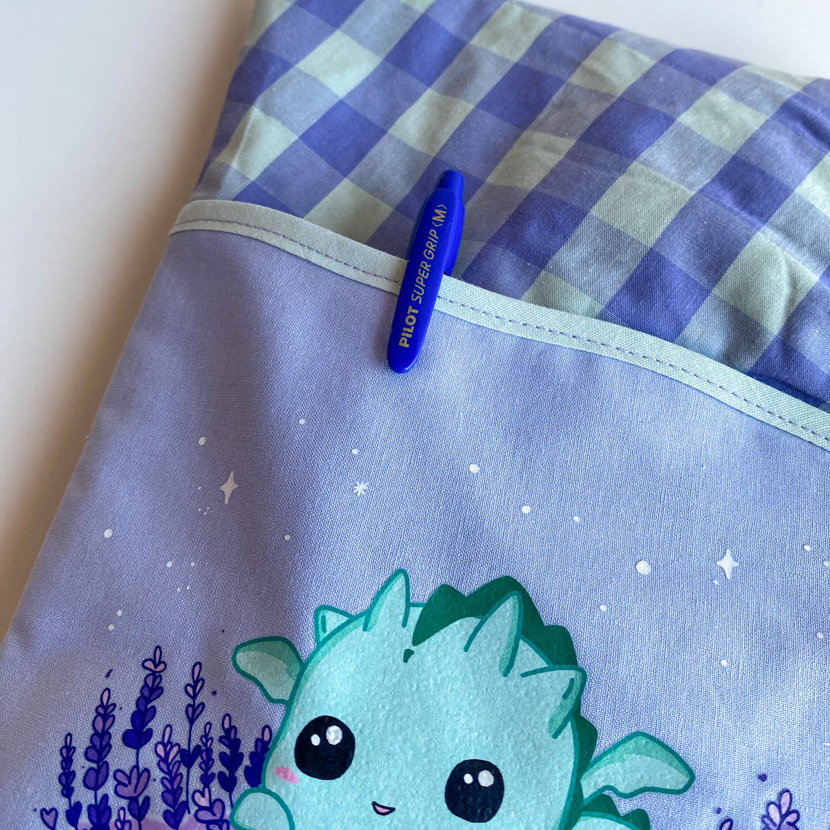 Funda acolchada con Lazo para libros, Kindle o iPad – Ilustración kawaii Reflejos de Lavanda