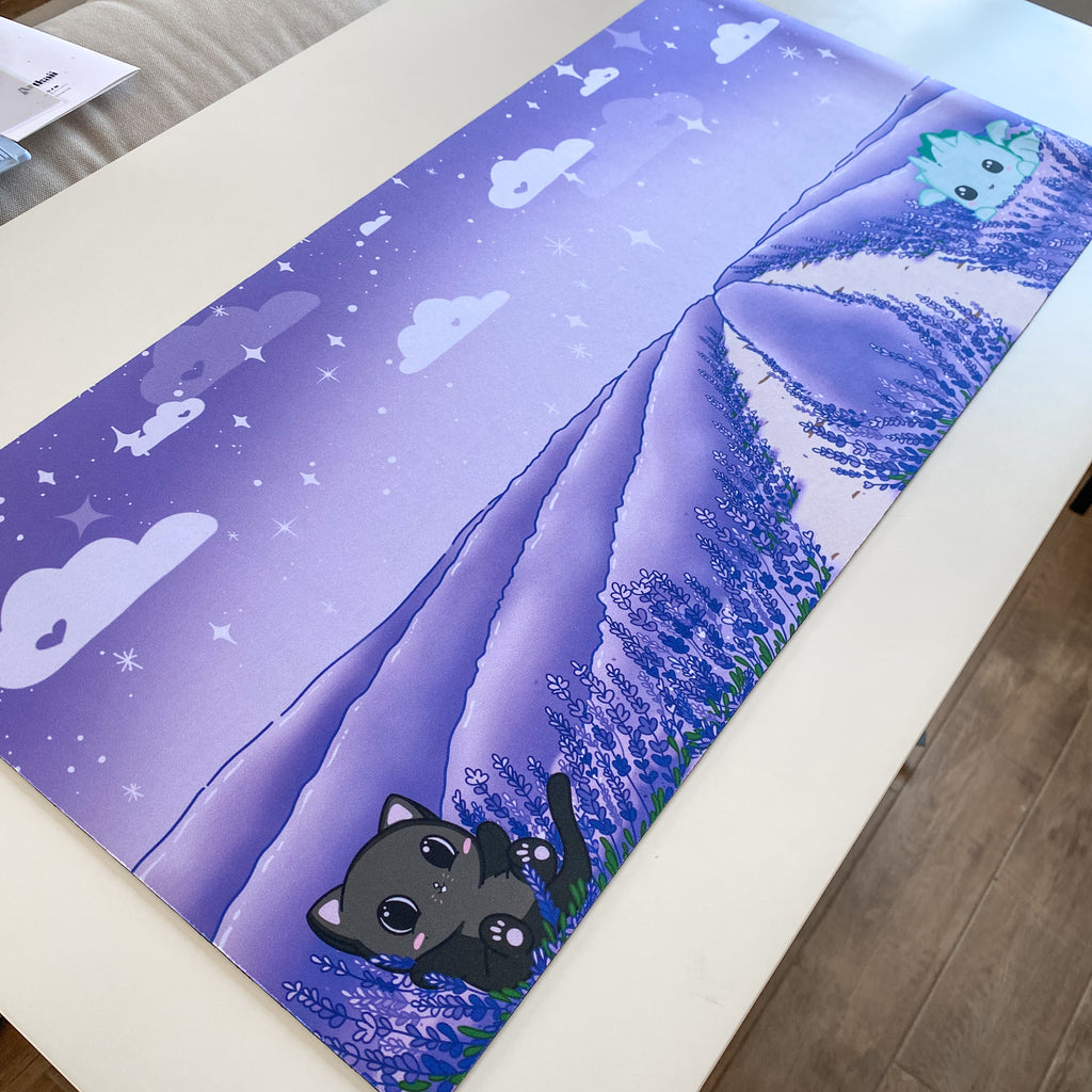 Deskmat Kawaii XL – Dragón y Gatito en Campo de Lavanda | Alfombrilla de Escritorio Fantasía