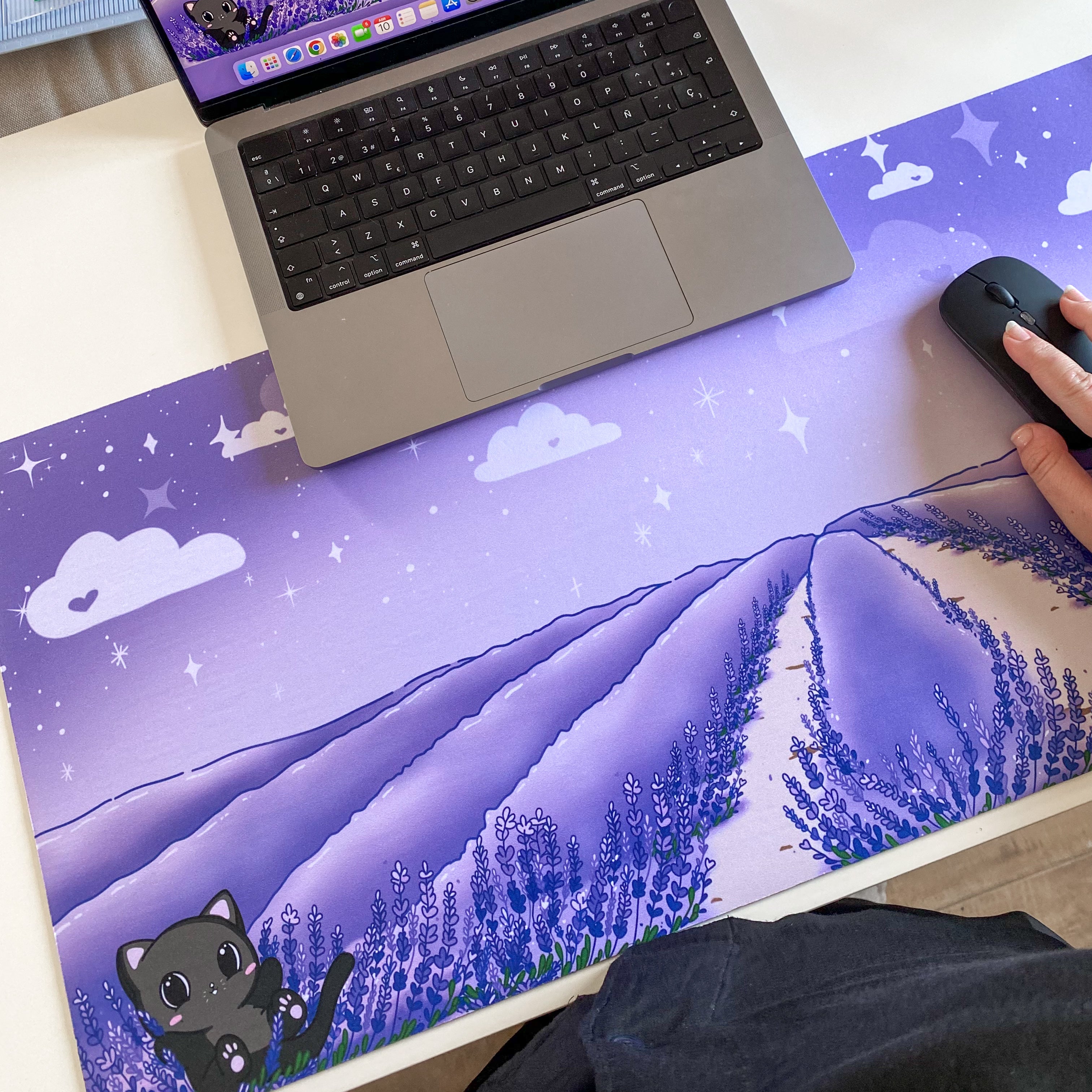 Deskmat Kawaii XL – Dragón y Gatito en Campo de Lavanda | Alfombrilla de Escritorio Fantasía