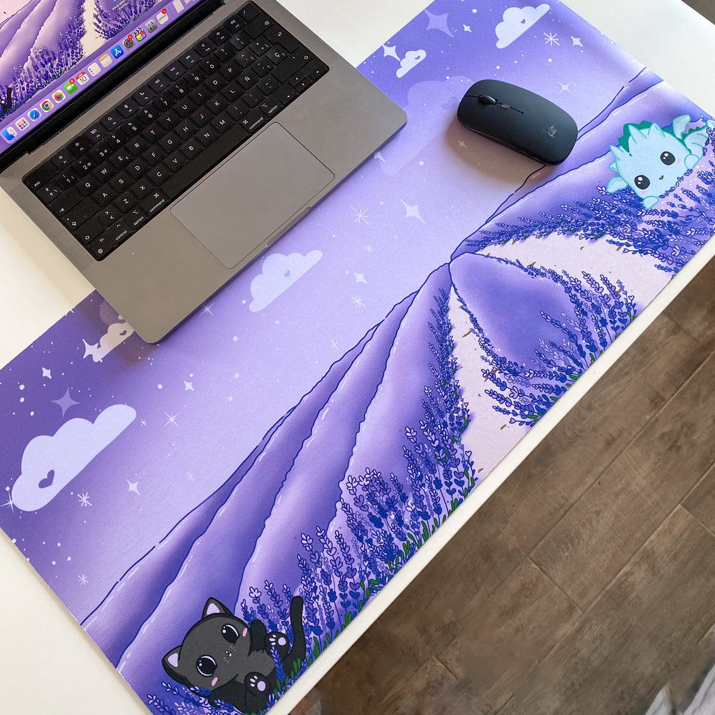 Deskmat Kawaii XL – Dragón y Gatito en Campo de Lavanda | Alfombrilla de Escritorio Fantasía