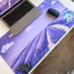 Deskmat Kawaii XL – Dragón y Gatito en Campo de Lavanda | Alfombrilla de Escritorio Fantasía