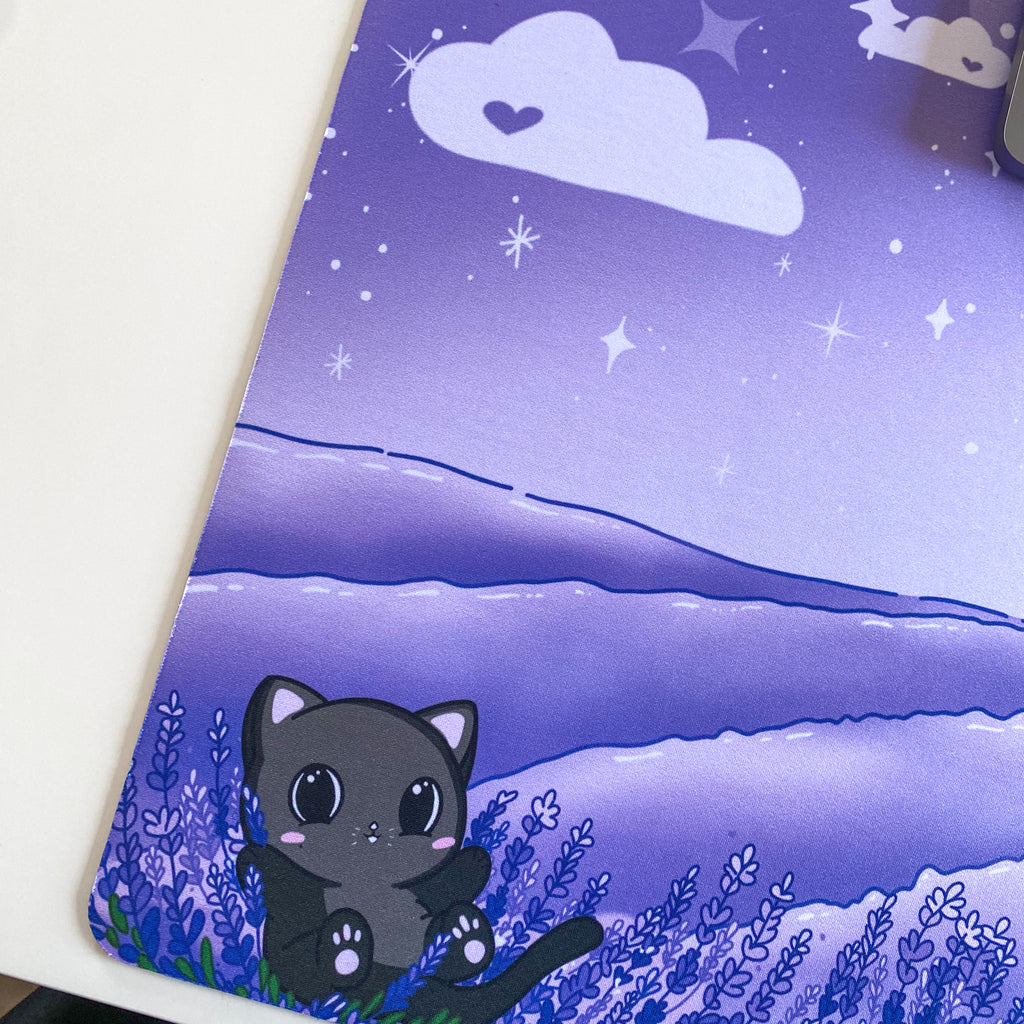 Deskmat Kawaii XL – Dragón y Gatito en Campo de Lavanda | Alfombrilla de Escritorio Fantasía