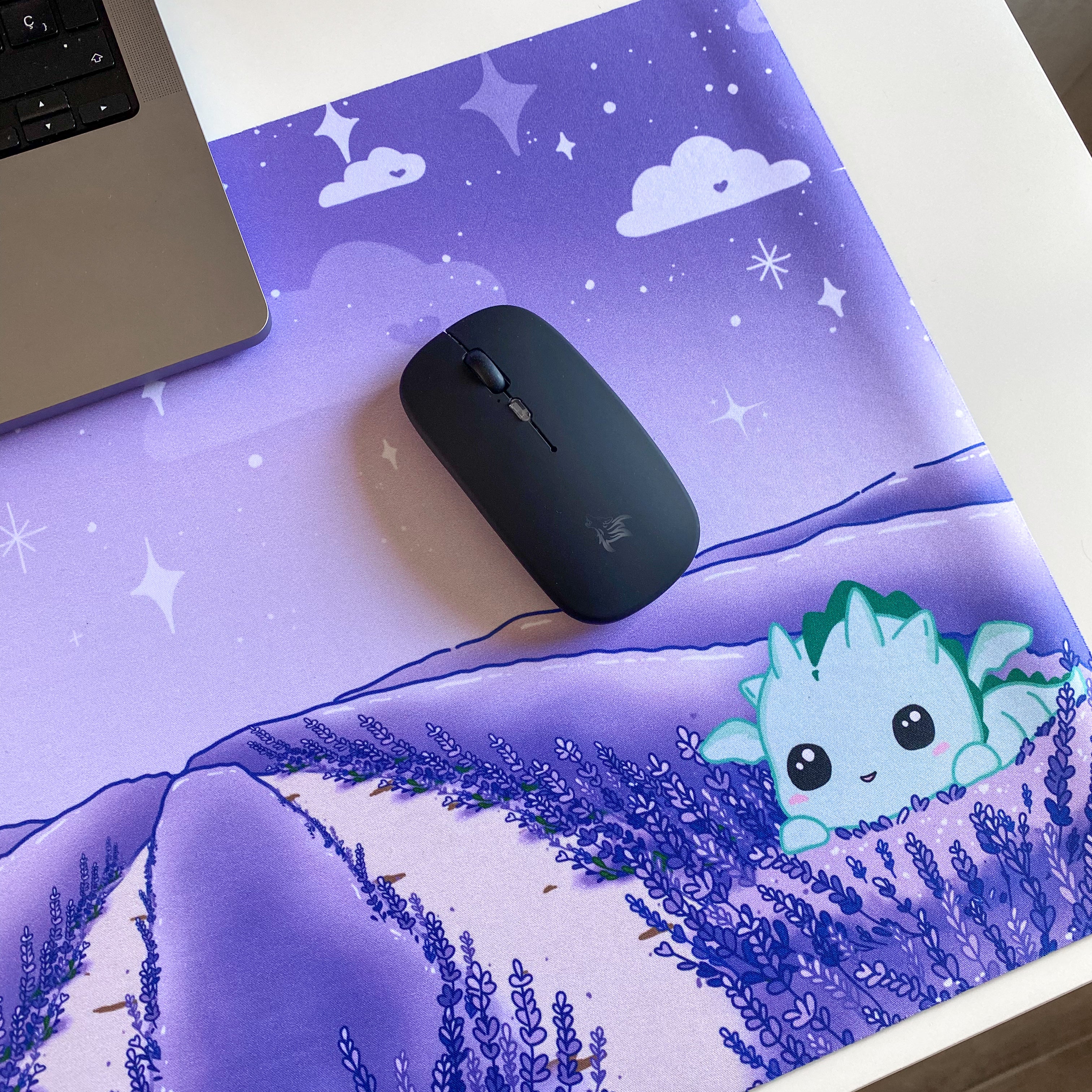 Deskmat Kawaii XL – Dragón y Gatito en Campo de Lavanda | Alfombrilla de Escritorio Fantasía