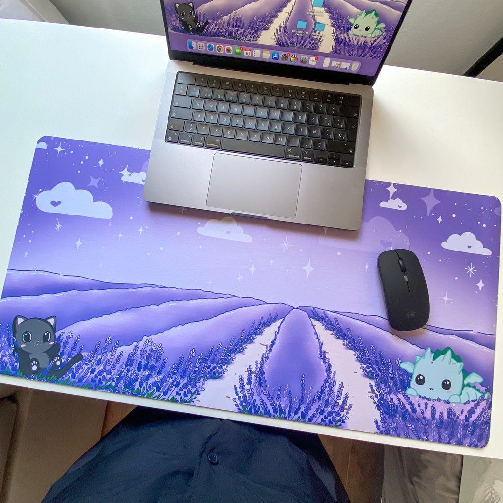 Deskmat Kawaii XL – Dragón y Gatito en Campo de Lavanda | Alfombrilla de Escritorio Fantasía