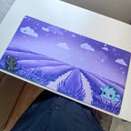 Deskmat Kawaii XL – Dragón y Gatito en Campo de Lavanda | Alfombrilla de Escritorio Fantasía