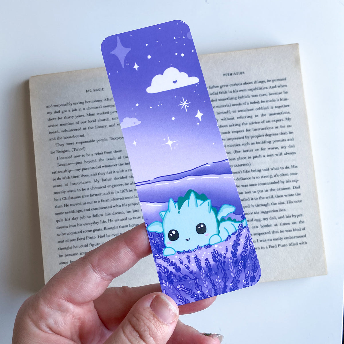 Marcapáginas Ilustración Lavanda con Kai, Dragón estilo Kawaii