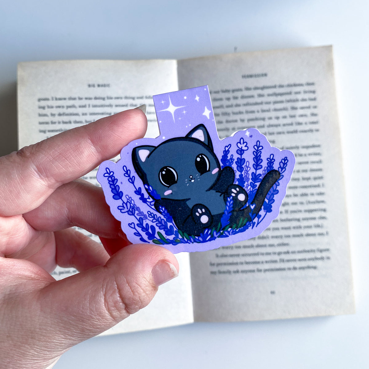 Marcapáginas Magnético del Gato Nyx en Campo de Lavanda