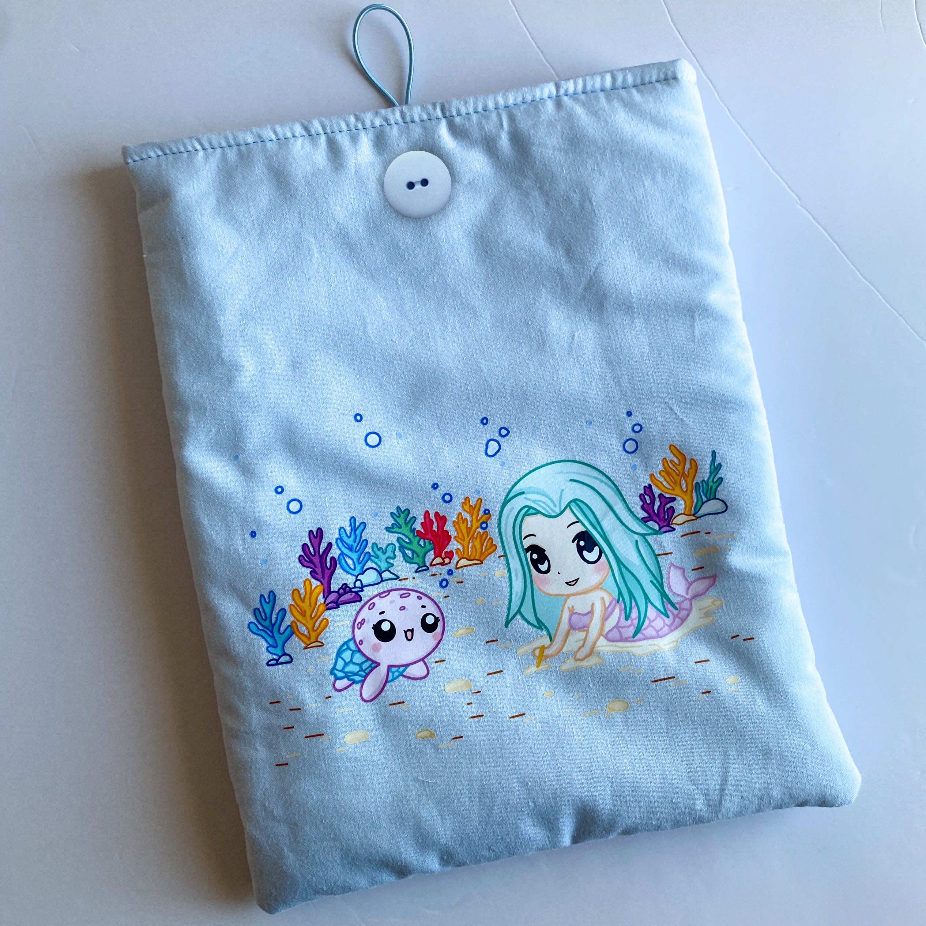Funda acolchada con Botón para libros, Kindle o iPad – Ilustración kawaii Bajo el Mar
