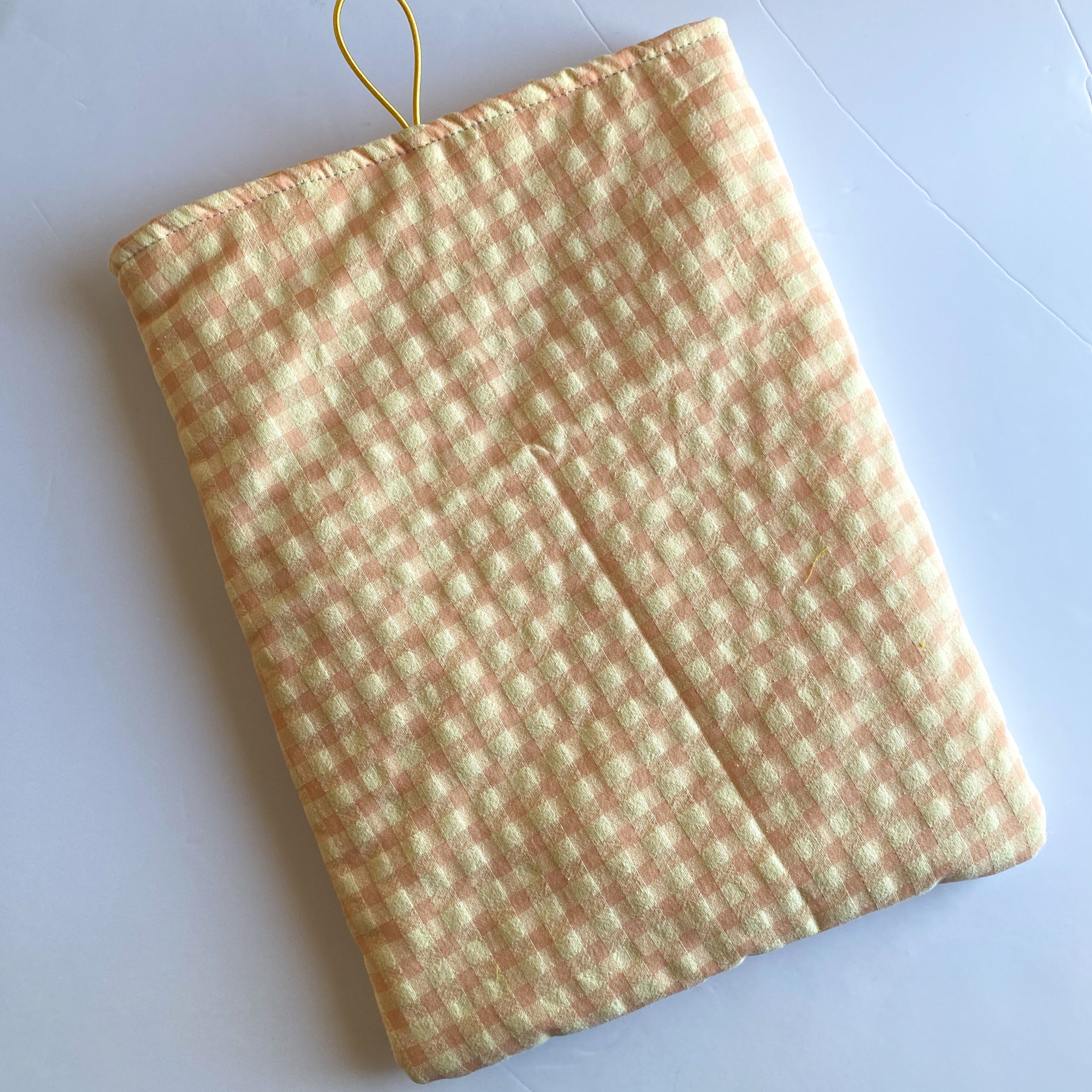 Funda acolchada con Botón para libros, Kindle o iPad – Ilustración kawaii Páginas Encantadas