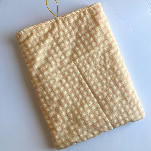 Funda acolchada con Botón para libros, Kindle o iPad – Ilustración kawaii Páginas Encantadas