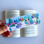Marcapáginas Ilustración Bajo el Mar con Izzy, Sirena estilo Kawaii