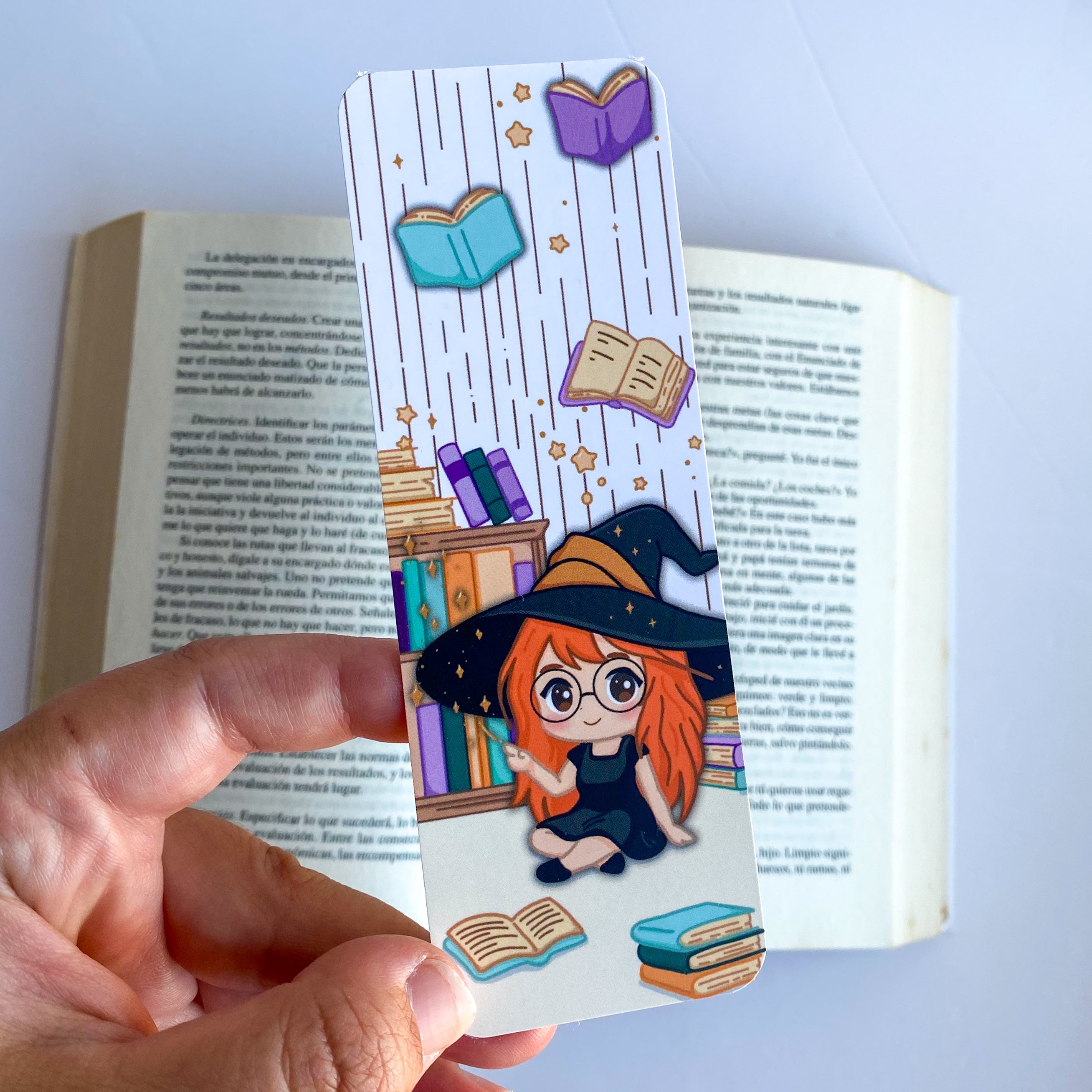 Marcapáginas Ilustración Páginas Encantadas con Elly, Bruja estilo Kawaii
