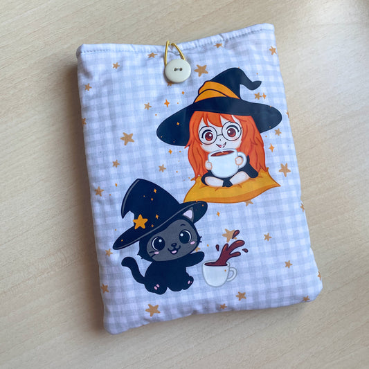 Funda acolchada con Botón para libros, Kindle o iPad – Ilustración kawaii Cozy Cafe