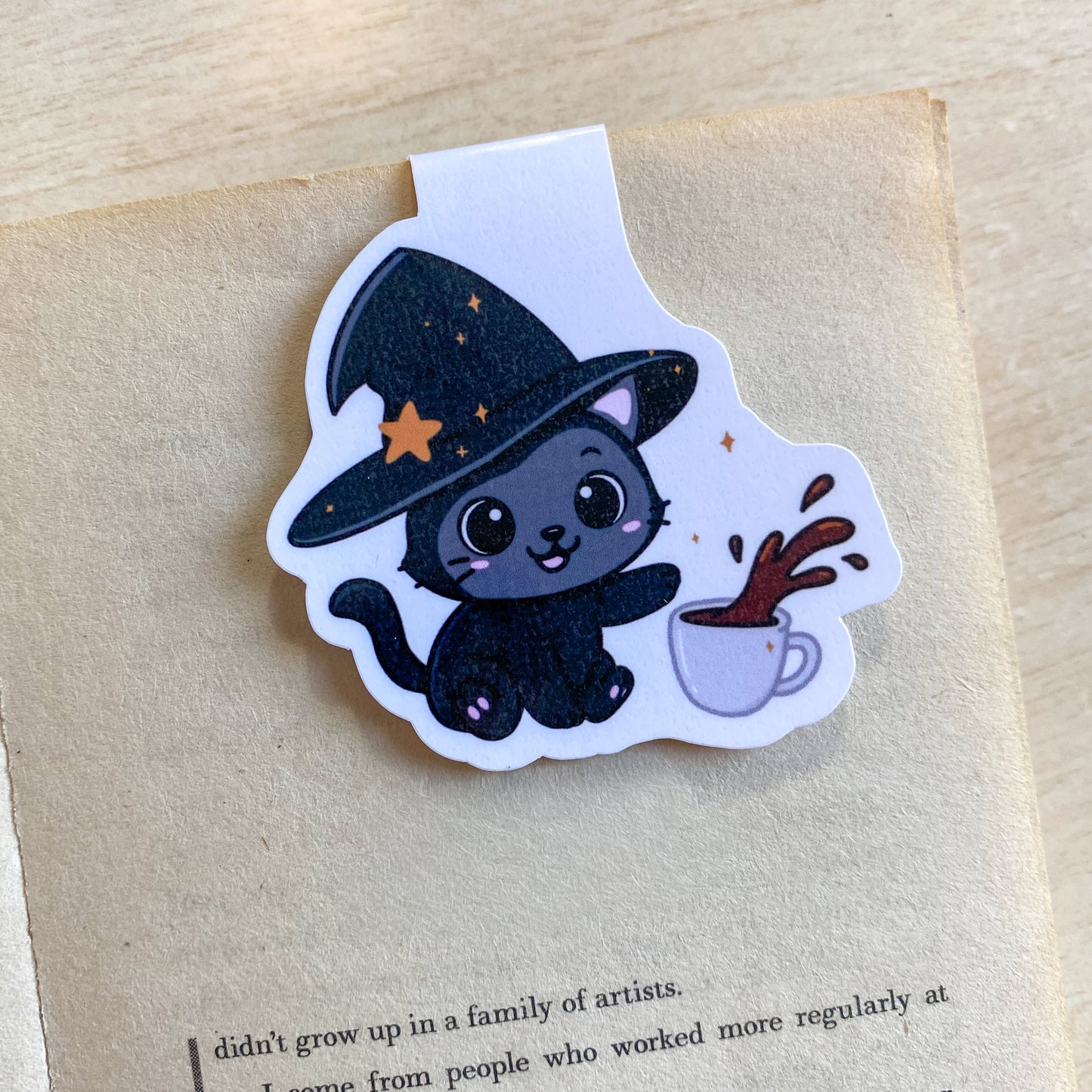 Marcapáginas Magnético de la Bruja Elly y el Gato Nyx, Cozy Cafe